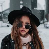 woman with hat snow1